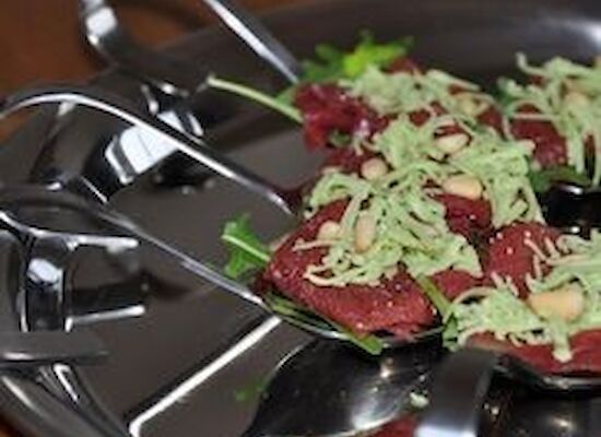 Amuse van ossenhaas met groene pesto kaas