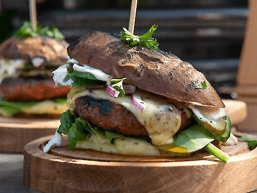 Cheese on the BBQ: This is how to grill and melt cheese perfectly on the barbecue!
