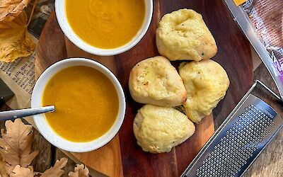 Kürbissuppe mit Bockshornkleekäse