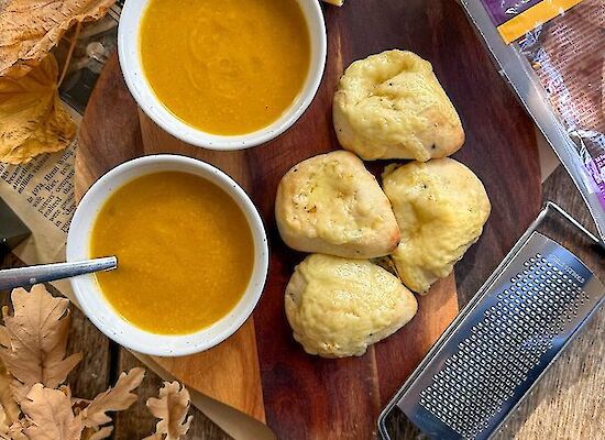 Twee kommen soep met naandippers