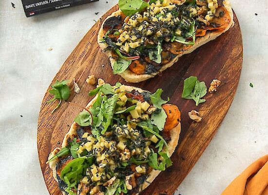 Zwei Fladenbrote auf einem Holzbrett