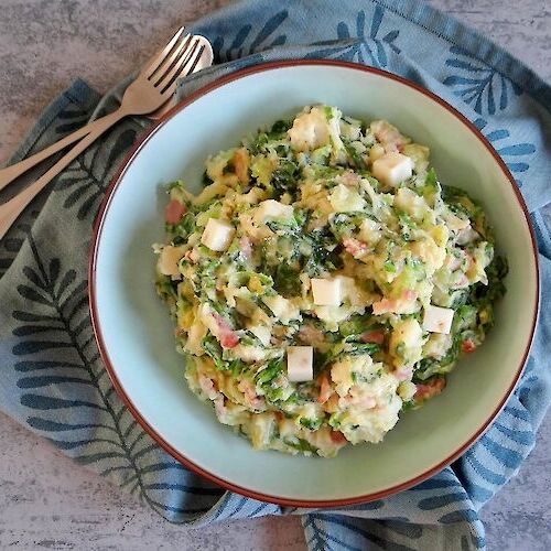Kartoffelp&uuml;ree mit Gr&uuml;nkohl, Speck und K&auml;sew&uuml;rfeln von Henri Willig in einer Sch&uuml;ssel