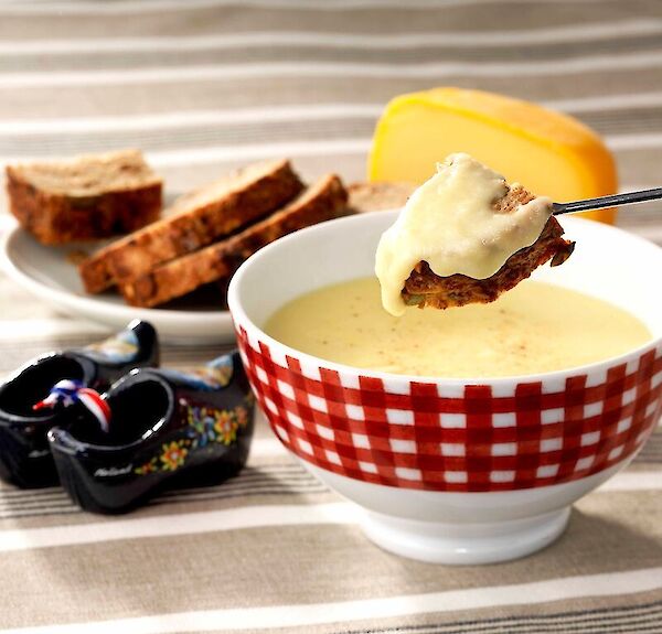 Traditionelles K&auml;sefondue mit geschmolzenem Henri Willig K&auml;se und Bauernbrot